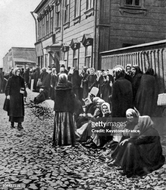 Drawing representing Russian women lined up and waiting in front of a store during the famine which struck the country from approximately 1917 to...
