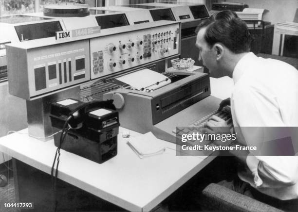 Computer For 1965 1965 Computer Photos and Premium High Res Pictures - Getty Images