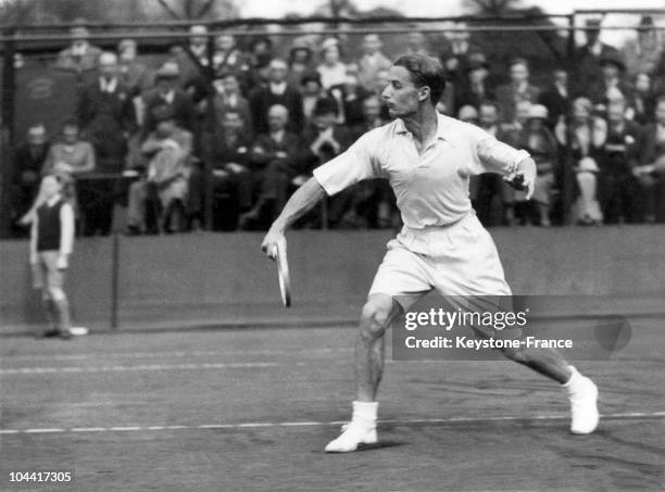 The British tennis player Henry William AUSTIN training with his compatriot Fred PERRY in Kensington on April 11 in view of their upcoming doubles...