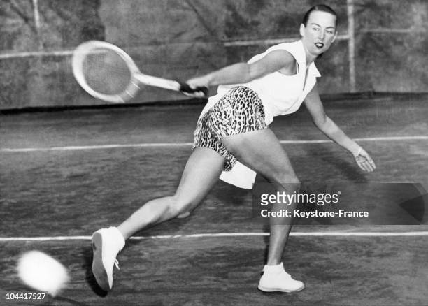 The American tenniswoman Gussie MORAN playing against Pauline BETZ at Madison square garden of New York in 1950.