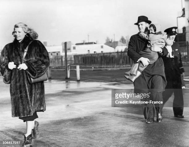 The American actress Rita HAYWORTH and her daughter Rebecca WELLES following their descent from the private jet of Prince Aly Khan, on the tarmac of...