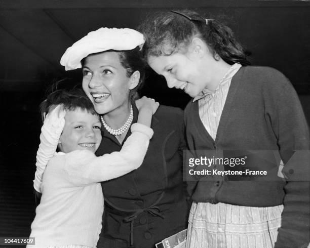 The American actress Rita HAYWORTH with her daughter Yasmine, 6 years old, daughter of Ali Khan, and her other daughter Rebecca, aged 13, daughter of...