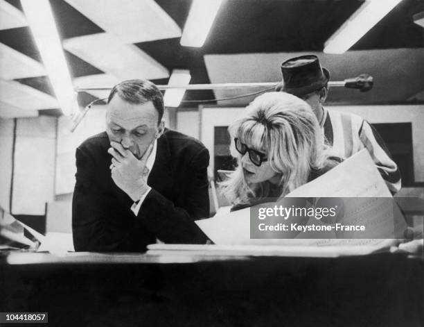 The American singer Franck SINATRA and his daughter Nancy SINATRA recording a duet for the 1st time, in a recording studio in Hollywood, around 1967.