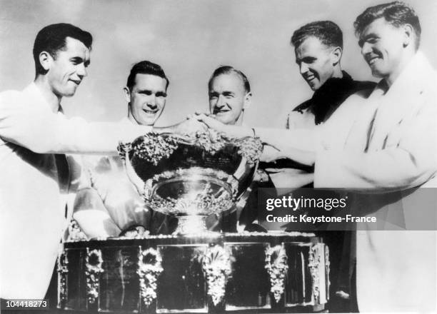 From left to right: Australian tennis players Mervyn ROSE, Ian EYRE, team captain Harry HOPMAN, Ken McGREGOR and Frank SEDGMAN posing with the Davis...