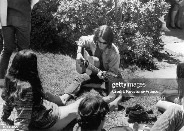 Beatnik Guitarist Ina Public Garden Of San Francisco In 1967.