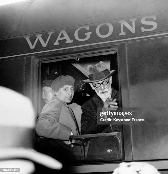 Sigmund Freud And His Daughter Anna Freud Arriving At The East Train Station In Paris On June 5, 1938. They Fled Vienna And Nazi Threats.