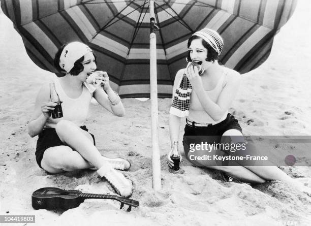 Two Actress Tasting Hamburgers At Club Casa Del Mar Beach .