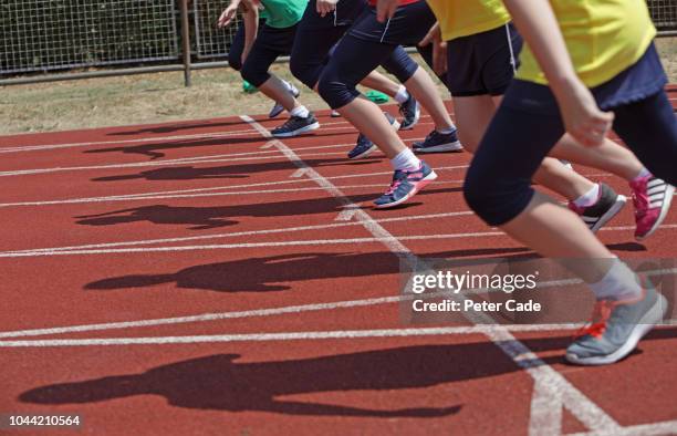 beginning of school race - track and field event stock-fotos und bilder