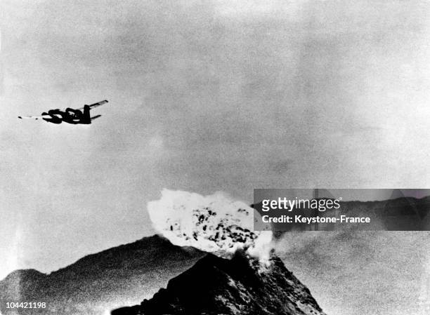 Avion Americain Lachant Une Bombe Sur Un Point Strategique D'Observation Nord-Coreen Entre 1950 Et 1953.