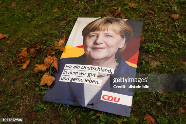 Einsames Wahlplakat der CDU mit dem Portrait der Bundeskanzlerin Dr. Angela Merkel auf einer Rasenfläche nach der Bundestagswahl 2017 am in Berlin