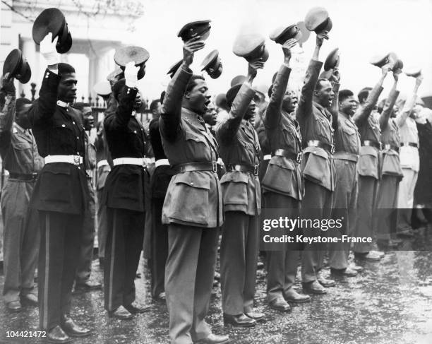 Les Gold Coast Cadets Donnent Une Acclamation Lors Du Lever Du Drapeau Commemorant L'Anniversaire De L'Independance Du Ghana a Londres Le 6 Mars 1957.