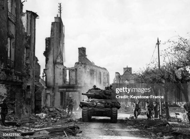 An American Tank On Its Way To Brest, Crossing The Commune Of Lambezellec, Devastated By Allied Bombings In The Outskirts, In July-August 1944.