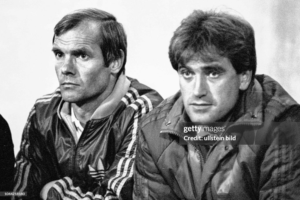 Aus 2. BL Saison 1985/1986 Eintracht Braunschweig gegen Alemania Aachen 0:2 . Im Foto: Trainerbank von Alemania Aachen mit Trainer Werner Fuchs re. und Assi Hermandung.