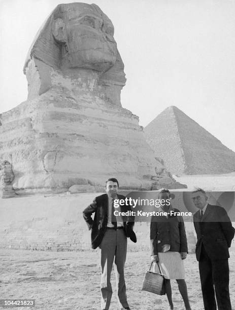 The Couple Simone De Beauvoir And Jean-Paul Sartre , Both Writers, Visiting The Giza Plateau With The Editor Of The Journal Les Temps Modernes Claude...