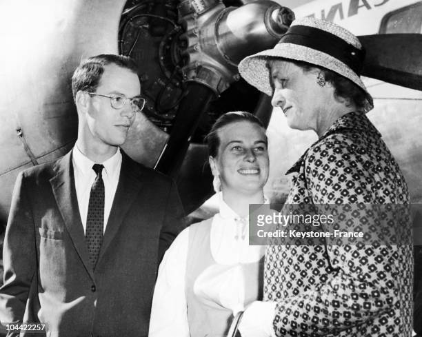 Mary Rockefeller Welcoming Her Son Steven Rockefeller And His Wife Anne-Marie Rasmussen When Reaching Kjevik In Norway On August 18, 1959.