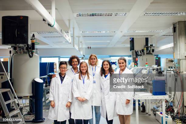 team stem delle risorse umane femminile in science lab - women in stem foto e immagini stock