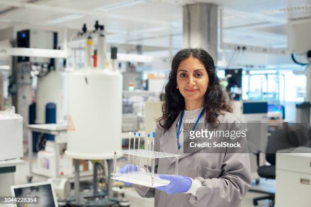 frauen in der wissenschaft stem - female scientist stock-fotos und bilder