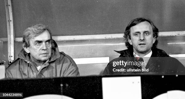 Aus 1. BL Saison 1985/1986 Hannover 96 - HSV Hamburg 0:2 im Niedesachsenstadion. Im Foto: HSV Trainer Ernst Happel li. Und Co. Trainer Alexandar...