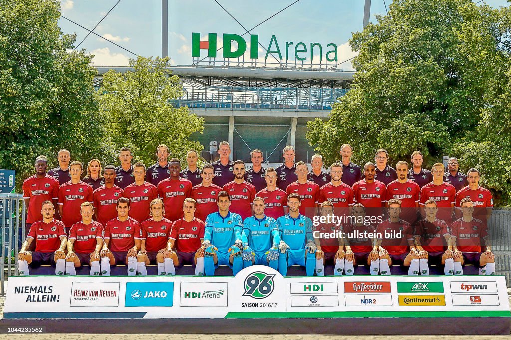 Mannschaft von Hannover 96 Saison 2016/17 - hier  mit Trainer Daniel Stendel H.R. Mitte
3. Reihe (v.l.n.r.): Servet Kaya, Frauke Wilhelm, Jens Vergers, Dr. Felix Hessel, Timo Rosenberg, Markus Gellhaus, Daniel Stendel, JÃ¶rg Sievers, Edward Kowalczuk, Ra