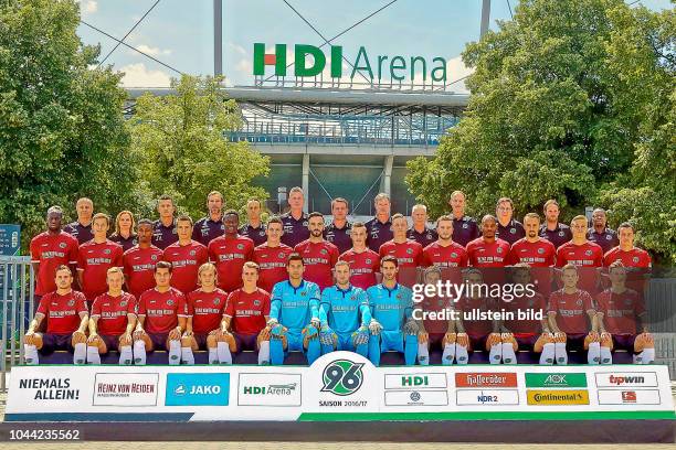 Mannschaft von Hannover 96 Saison 2016/17 - hier mit Trainer Daniel Stendel H.R. Mitte 3. Reihe : Servet Kaya, Frauke Wilhelm, Jens Vergers, Dr....