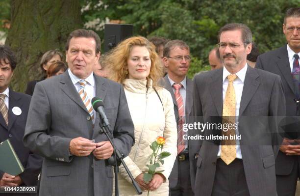 Bundeskanzler Gerhard Schröder zu Besuch auf Schloss Meseberg , dem Gästehaus der Bundesregierung im Bundesland Brandenburg , Ministerpräsident...