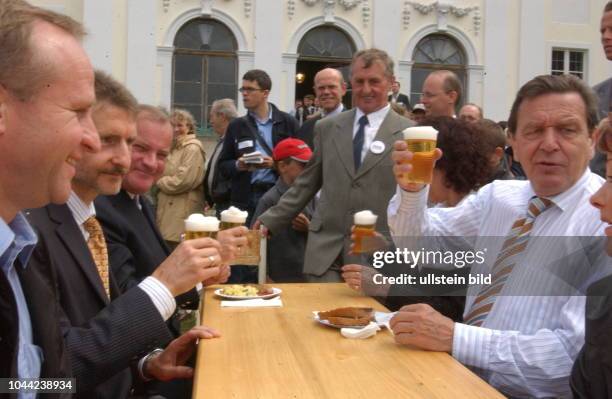 Bundeskanzler Gerhard Schröder zu Besuch auf Schloss Meseberg , dem Gästehaus der Bundesregierung im Bundesland Brandenburg , An den Biertischen mit...