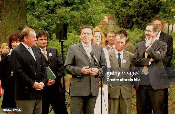 Bundeskanzler Gerhard Schröder zu Besuch auf Schloss Meseberg , dem Gästehaus der Bundesregierung im Bundesland Brandenburg , Ministerpräsident...