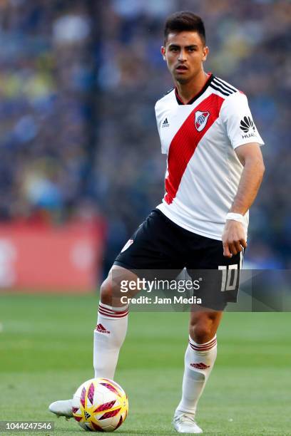 Gonzalo Martinez of River Plate controls the ball during a match between Boca Juniors and River Plate as part of Superliga 2018/19 at Estadio Alberto...