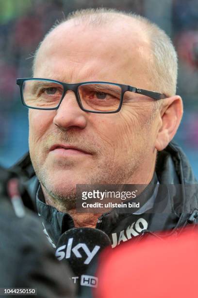 Aus 1. BL Saison 2015/16 Hannover 96 gegen den 1. FC Köln 0:2 in der HDI Arena. Im Foto: Han96 Trainer Thomas Schaaf im sky Interview vorm Spiel
