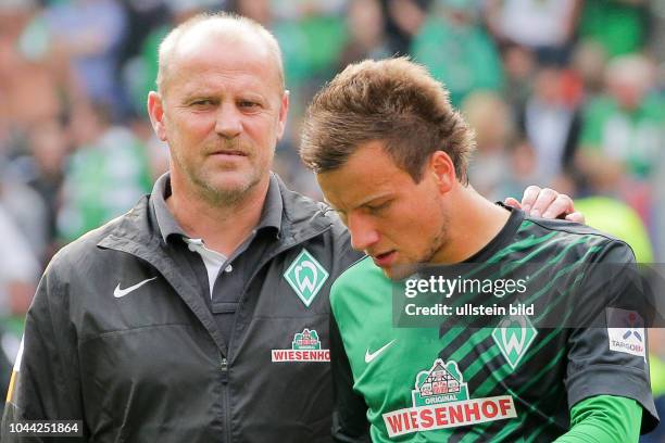 Aus 1. BL Saison 2012/2013 Hannover 96 gegen Werder Bremen 3:2 . Im Foto: Werder Trainer Thomas Schaaf in der Aufwärmphase -hier mit Philipp Bargfrede