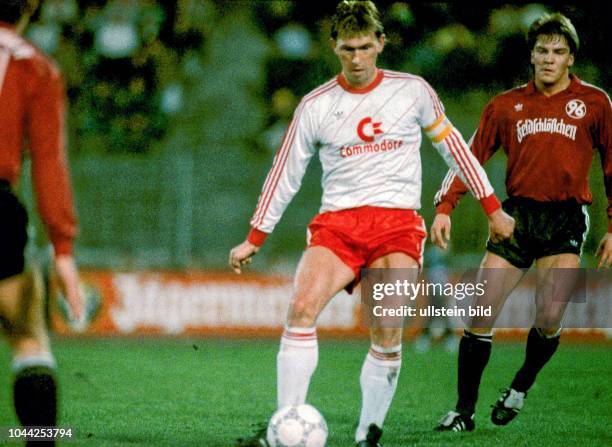 Aus BL Freundschaftsspiel Hannover 96 gegen Bayern München 1:5 im Niedersachsenstadion. Im Foto: Han96 Spieler ist Günter Drews re. Gegen Klaus...