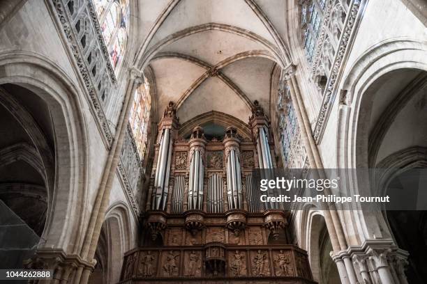 pipe organ and sculpted wooden organ case in our lady's church, collégiale notre dame, les andelys, normandie, france - church organ stock pictures, royalty-free photos & images