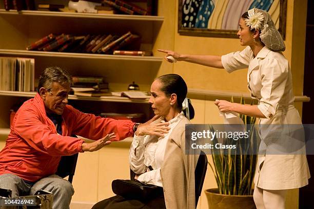 Los actores Hector Suarez, Macaria y Marisa Rubio en la función número cien de la obra de teatro Toc Toc en el Teatro Nuevo de Santa Fe el 24 de...