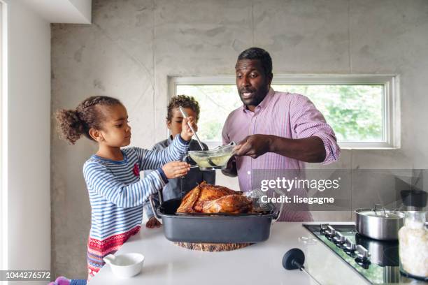 väter, die vorbereitung thanksgiving türkei - canadian thanksgiving stock-fotos und bilder