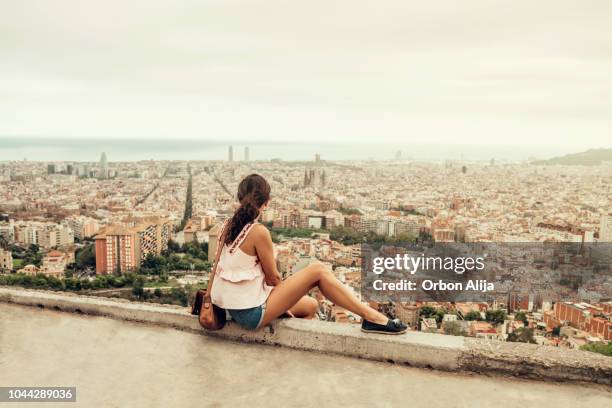 mujer en barcelona - cityscape fotografías e imágenes de stock