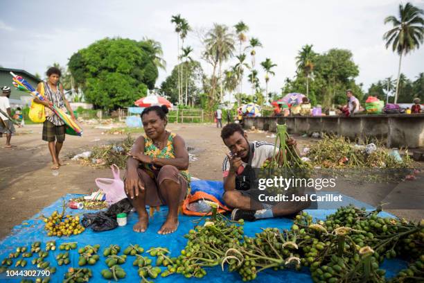 venta de nuez de betel (buai) en el mercado en vanimo, papúa nueva guinea - papua new guinea market fotografías e imágenes de stock