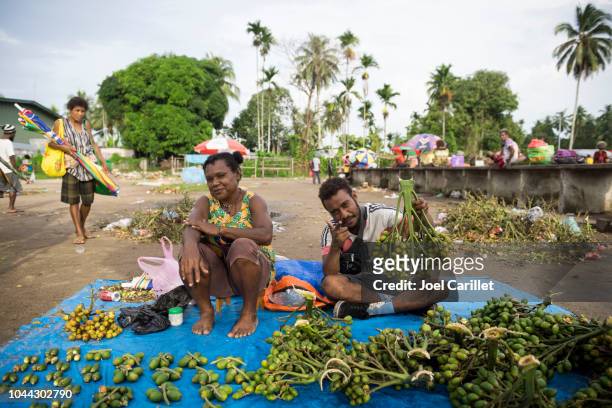 verkoop van betelnoot (buai) op de markt in vanimo, papua new guinea - papua new guinea market stockfoto's en -beelden