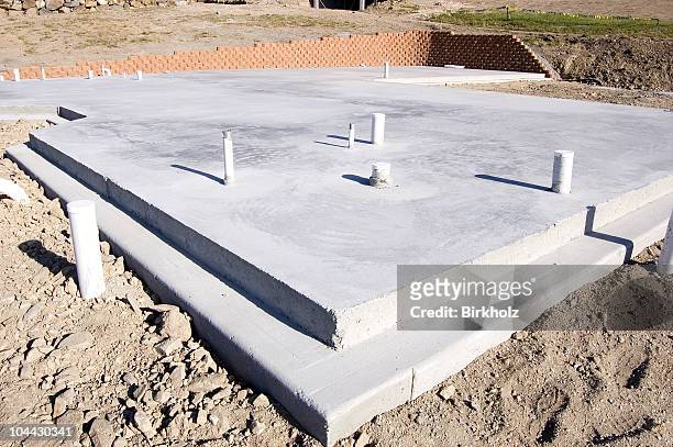 an empty concrete slabs on a dirt lot - block shape stockfoto's en -beelden