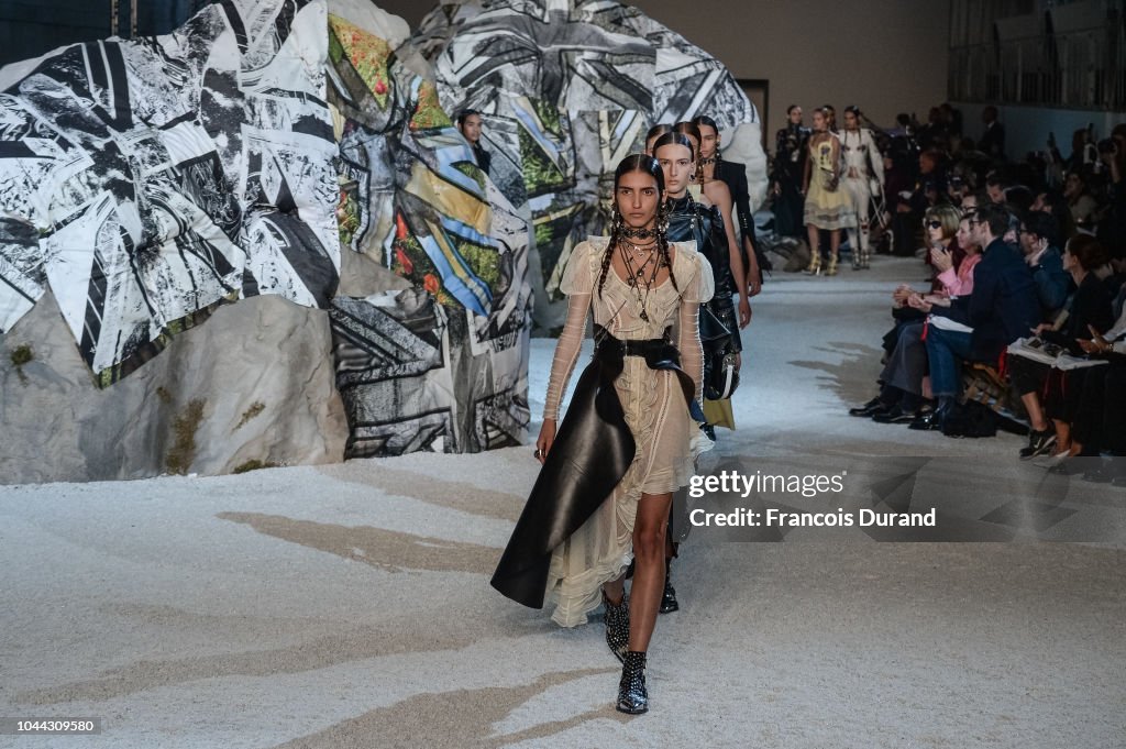 Alexander McQueen : Runway - Paris Fashion Week Womenswear Spring/Summer 2019