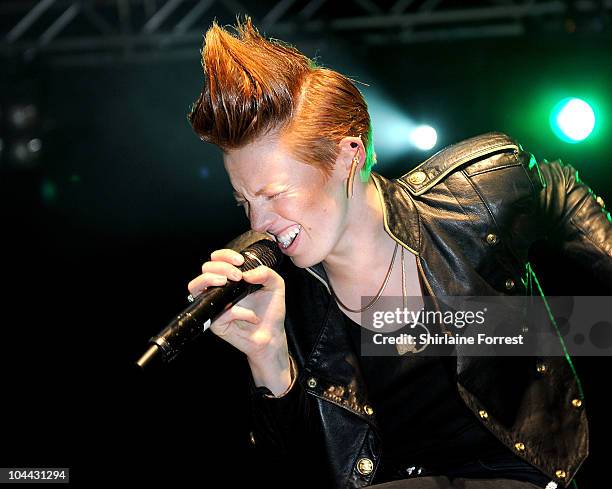 Ella Roux La Roux Performs At Launch Of Nissan Juke Photos and Premium High Res ...