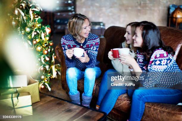 gruppe von menschen, die weihnachten feiern - christmas coffee stock-fotos und bilder