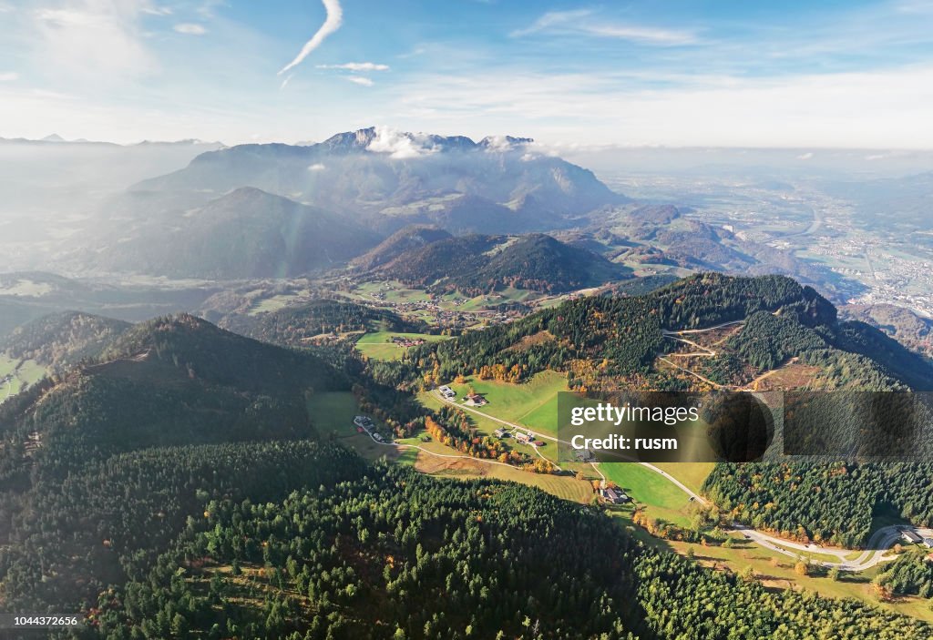 Panorama aéreo de la carretera panorámica de la montaña de Rossfeld, Berchtesgaden, Alemania