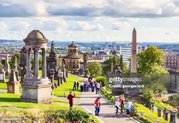 les gens necropolis historique de visiter glasgow - glasgow photos et images de collection