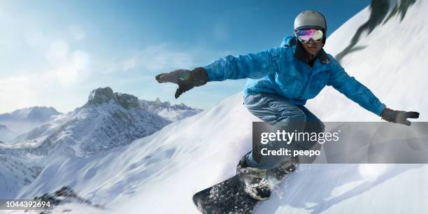 snowboarder en movimiento a alta velocidad abajo ladera de cerca - tabla de snowboard fotografías e imágenes de stock