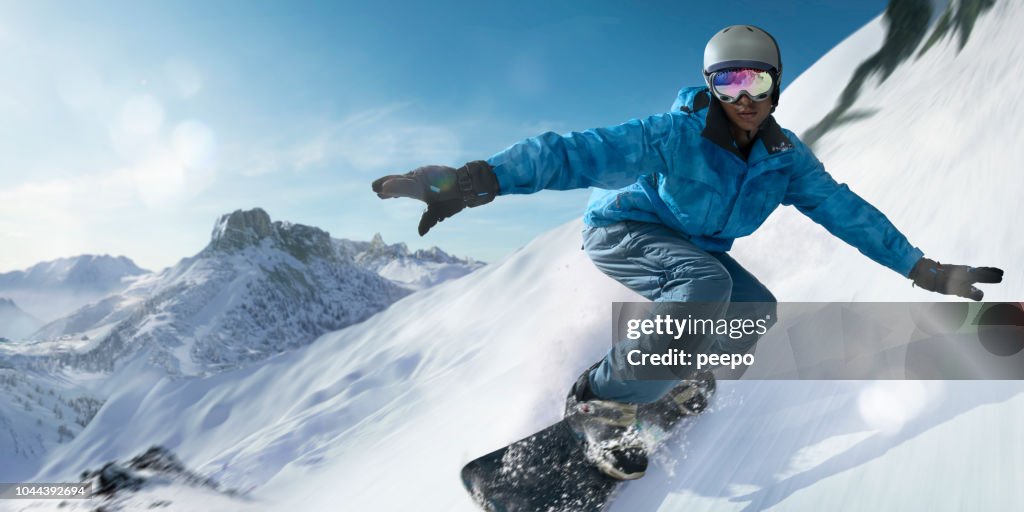 關閉滑雪板在高速下山坡移動