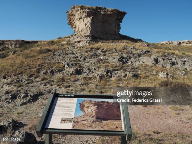 rock formation and information panel at agate fossil beds national monument, nebraska - yacimiento fósil fotografías e imágenes de stock