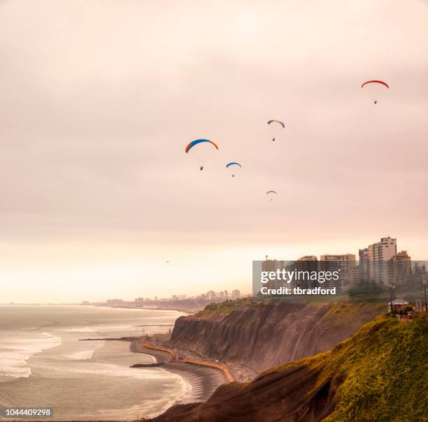 parapendio sulla costa di lima, perù - lima foto e immagini stock