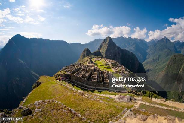 classic wide angle view of machu picchu and huayna picchu in peru - machu pichu stock pictures, royalty-free photos & images