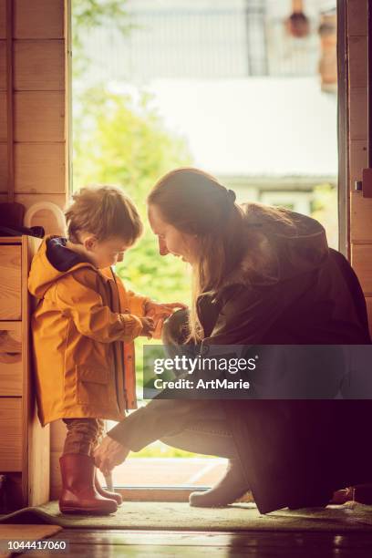 goede regenachtige dag voor een wandeling - aankleden stockfoto's en -beelden
