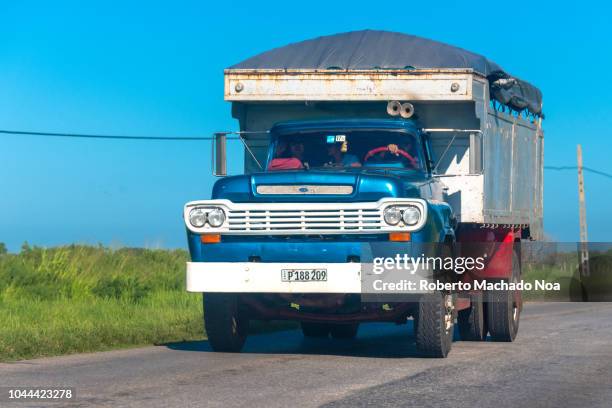 cuba transportation: blue obsolete ford truck adapted for transporting passengers - old truck imagens e fotografias de stock